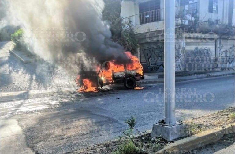 Se incendia camioneta en Calzada Pie de la Cuesta