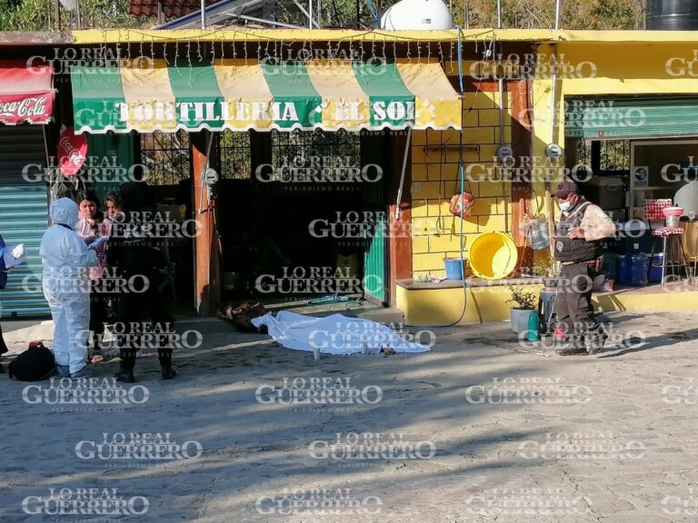 Ejecutan a balazos a empleado de una tortillería, en Taxco de Alarcón.