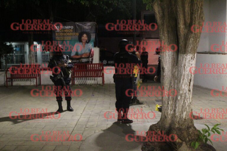 Dejan a 2 presuntos ladrones golpeados y atados a un poste en el Centro de Zumpango del Río; les dejan cartulina con mensaje